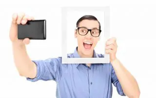 Jeune homme réalisant un selfie