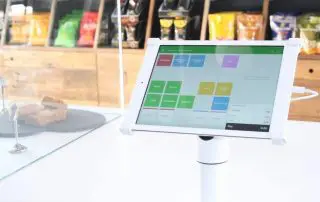 Écran d'iPad fixé sur un support affichant un logiciel de caisse
