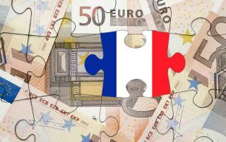 Puzzle constitué de fragments de billets de 50 € et un drapeau français