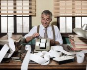 Homme utilisant une caisse enregistreuse