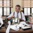 Homme utilisant une caisse enregistreuse