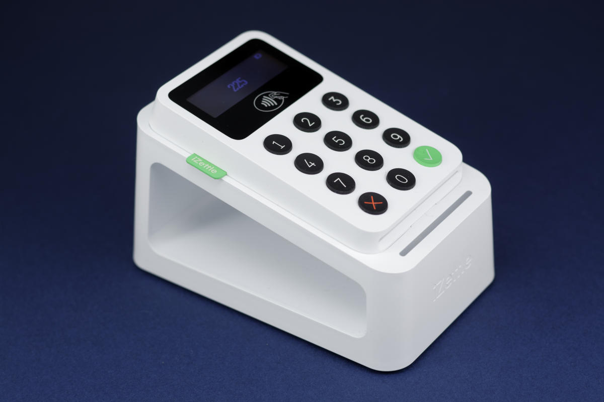 iZettle Reader 2 et Dock 2 Lecteur de carte bancaire iZettle Reader 2 posé sur la station d'accueil Dock 2, vue de trois quart avant