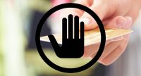 Signe Interdiction devant une main tenant une carte bancaire