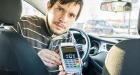 Chauffeur de taxi ou VTC présentant un terminal de paiement