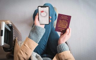 Voyageuse consultant son compte N26