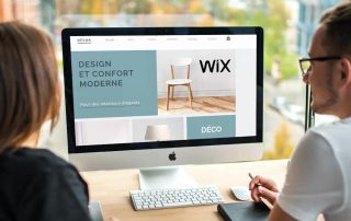Femme et homme créant un site avec Wix
