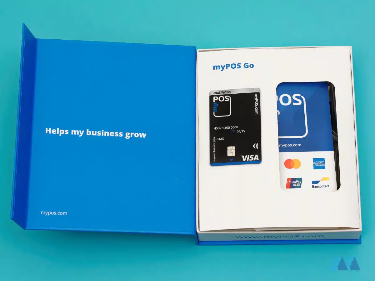 Boîte du myPOS Go ouverte, avec la carte bancaire fournie