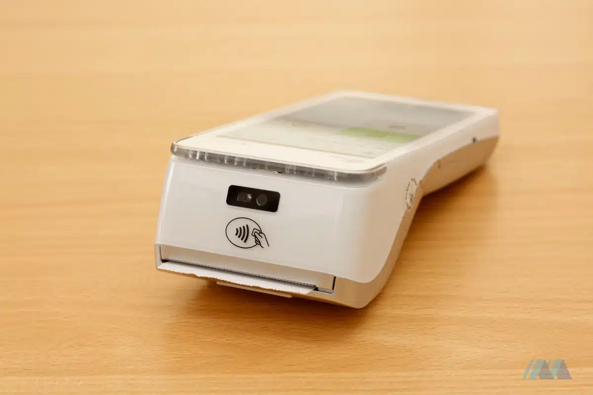 TPE Flatpay&nbsp;: vue de l'arrière&nbsp;: zone NFC et sortie papier