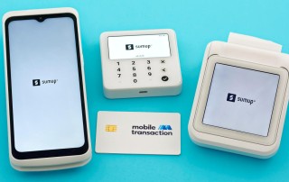 Terminaux de SumUp (de G à D: Terminal, Solo Lite, Solo avec imprimante) et carte bancaire avec logo de Mobile Trabsaction