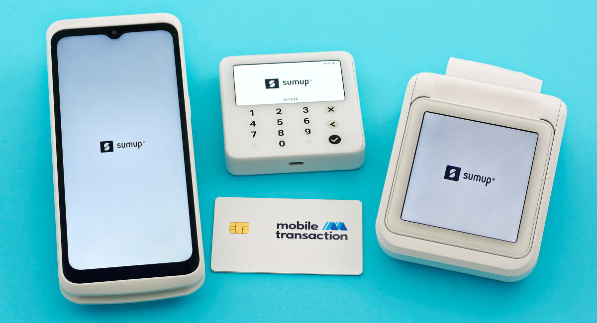 Terminaux de SumUp (de G à D: Terminal, Solo Lite, Solo avec imprimante) et carte bancaire avec logo de Mobile Trabsaction