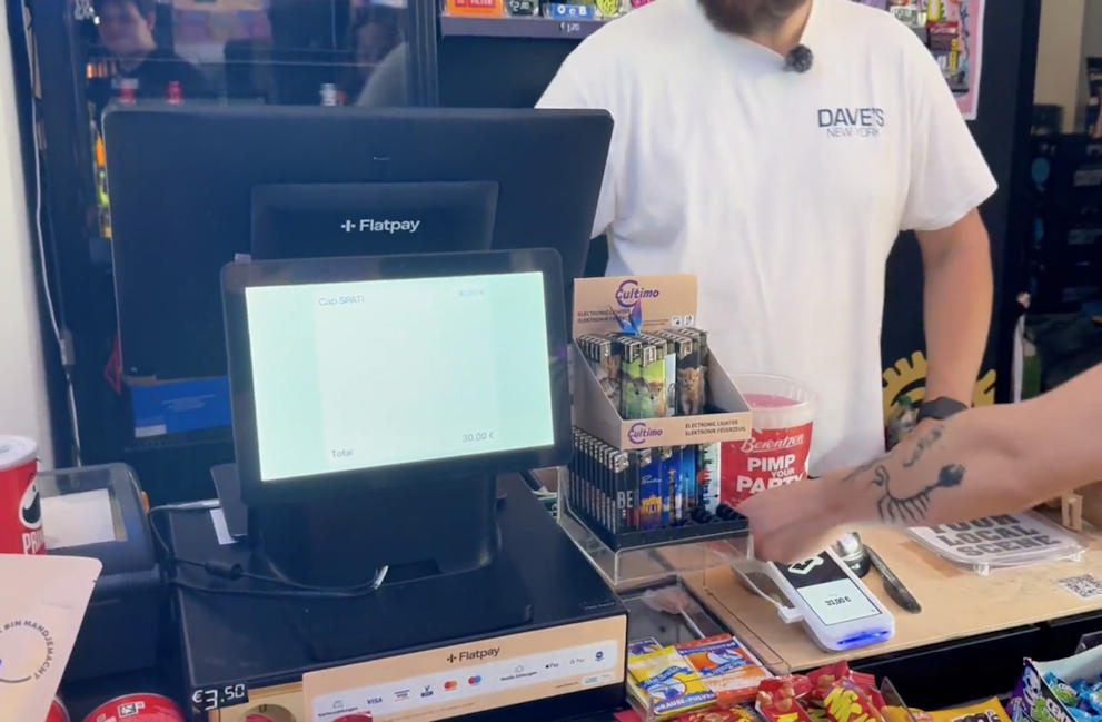 Caisse double écran de Flatpay dans un commerce Caisse double écran de Flatpay dans un commerce